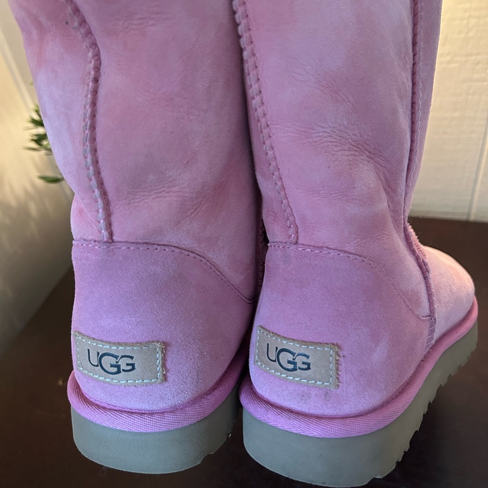 Classic Pink UGGS. Size 9. Soft, super cute. NWOT